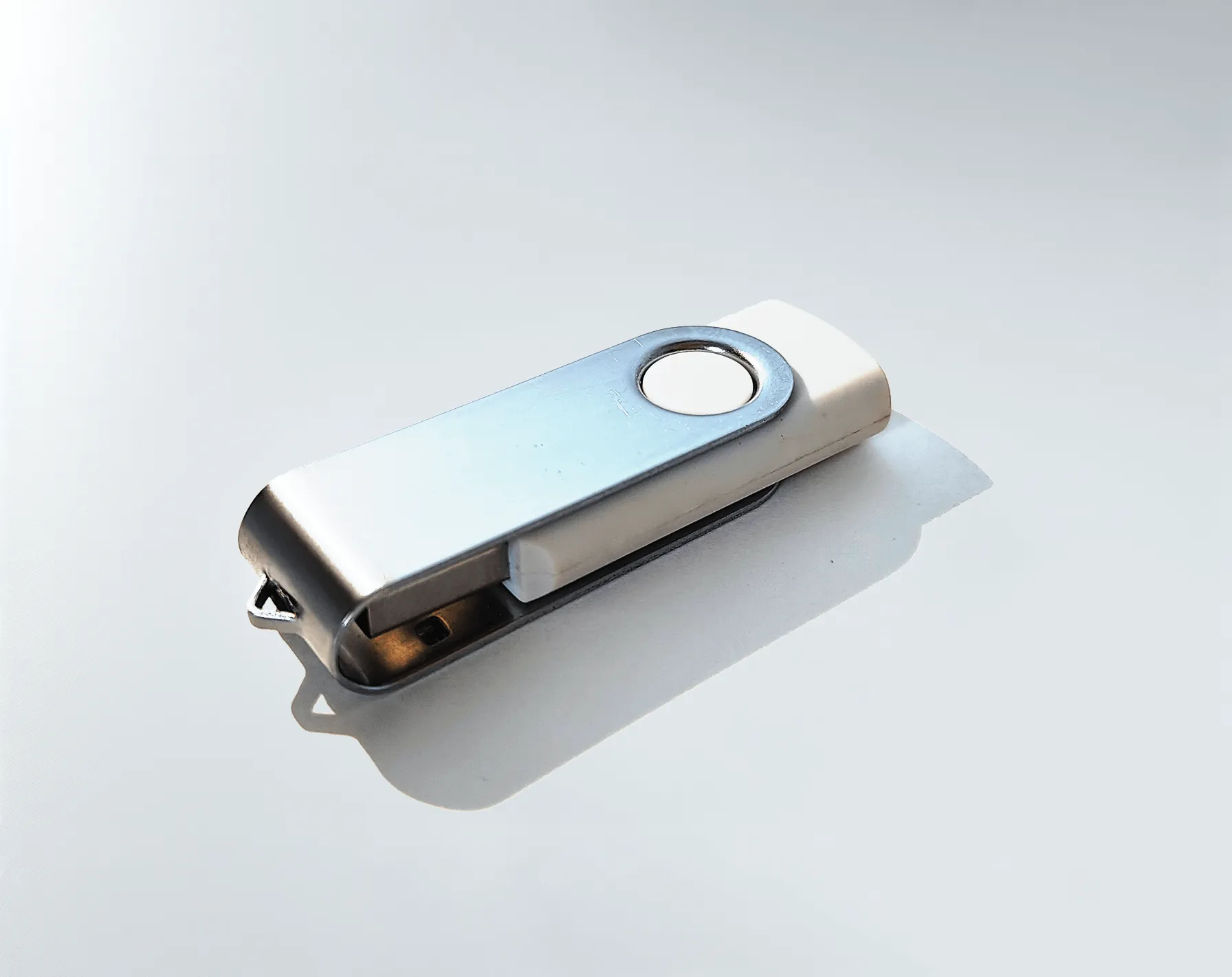 Белая пластиковая USB-флешка